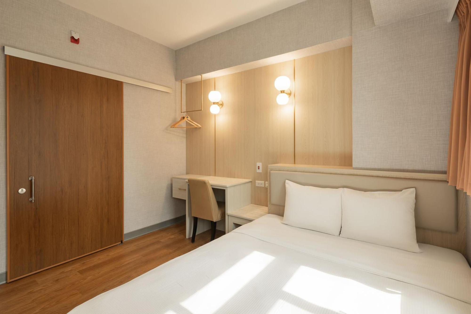 Kindness Hotel Weiwuying Каосюн Екстериор снимка