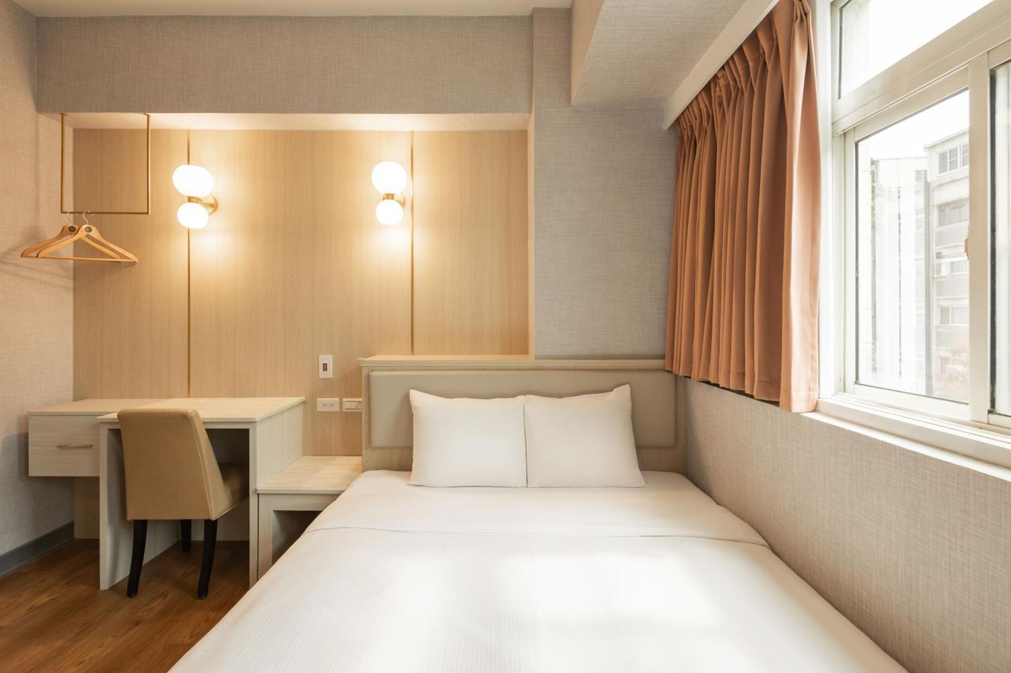 Kindness Hotel Weiwuying Каосюн Екстериор снимка