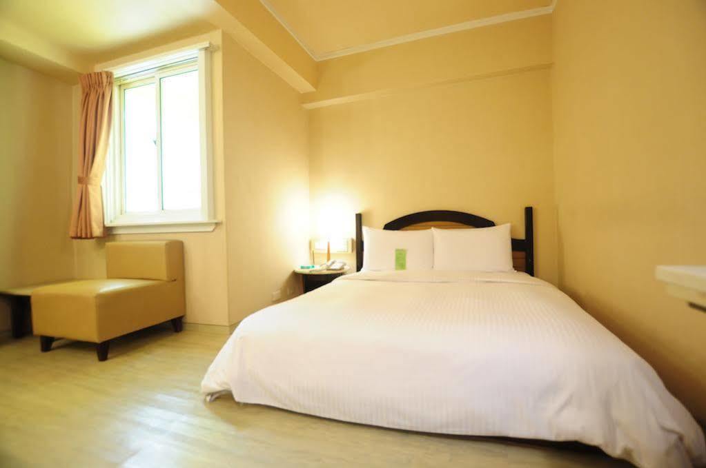 Kindness Hotel Weiwuying Каосюн Екстериор снимка