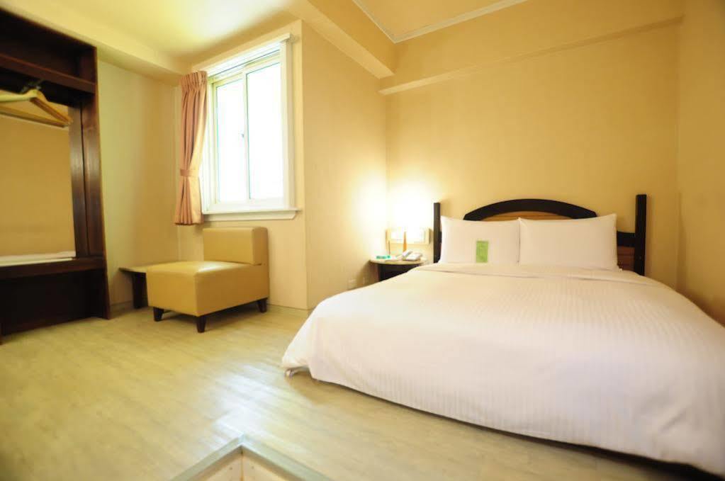 Kindness Hotel Weiwuying Каосюн Екстериор снимка