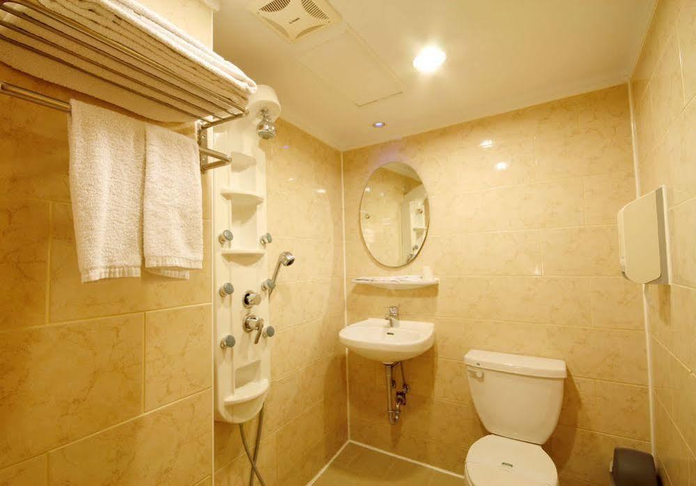 Kindness Hotel Weiwuying Каосюн Екстериор снимка