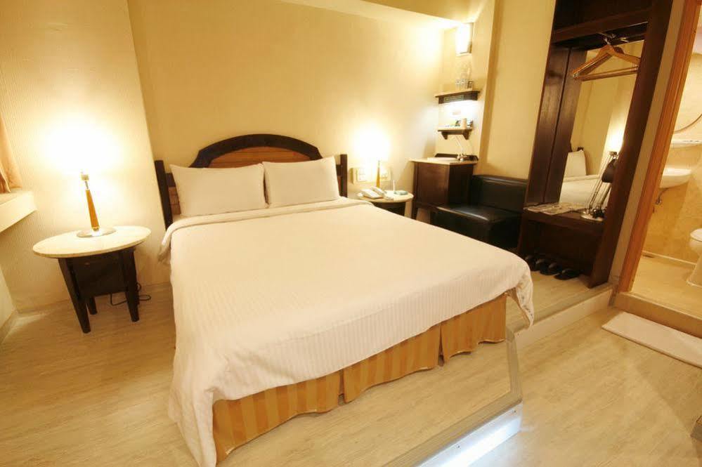 Kindness Hotel Weiwuying Каосюн Екстериор снимка