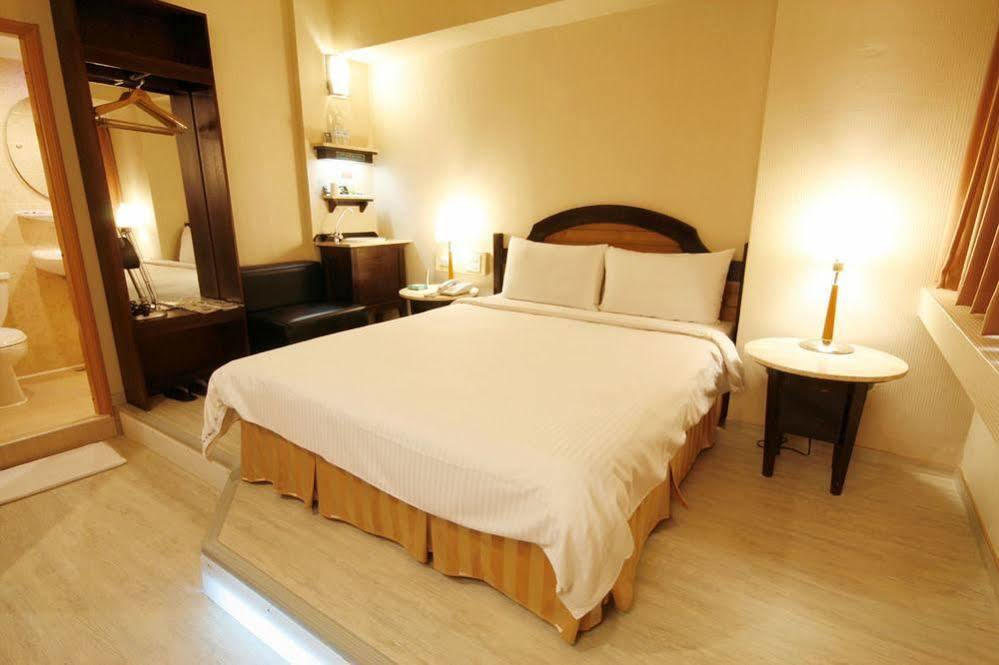 Kindness Hotel Weiwuying Каосюн Екстериор снимка
